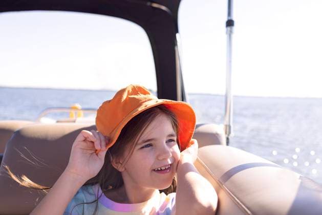 Creative Highlights Symbolfotos Nahaufnahme eines kleinen Mädchens mit Panamahut, das auf einer Jacht lächelt. Ein süßes Kind hat Spaß und entspannt sich an Bord des Schiffes. Close-up of a little girl in a panama hat smiling on a yacht. A cute child is having fun and relaxing on board the ship. A child enjoys a boat trip during the summer holidays (License=RF) ,model released, Symbolfoto Copyright: xZoonar.com DashaxPetrenkox 23320981 ,model released, Symbolfoto ,property released