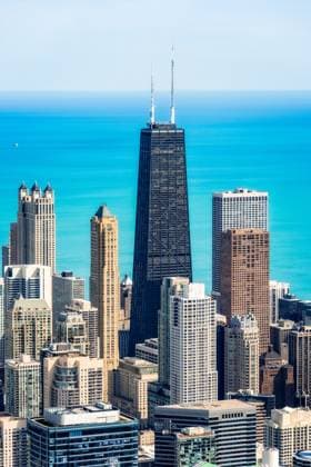 Creative Highlights World Skyline von Chicago: Stadtpanorama Chicago, USA - April 14, 2025: A stunning aerial view showcasing the iconic Chicago skyline, with its majestic skyscrapers against a backdrop of Lake Michigan under a clear sky. (License=RF) Copyright: xZoonar.com JuanxJimenezx 23321200