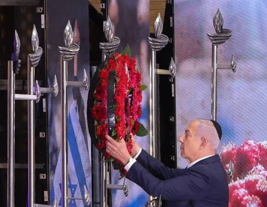 News Themen der Woche KW18 News Bilder des Tages News Bilder des Tages (250501) -- JERUSALEM, May 1, 2025 -- Israeli Prime Minister Benjamin Netanyahu lays a wreath at a ceremony on Memorial Day for fallen soldiers at Mount Herzl in Jerusalem, April 30, 2025. Israel marked Memorial Day for fallen soldiers from sunset, April 29, to nightfall, April 30 this year. (Marc Israel Selem via Xinhua) MIDEAST-JERUSALEM-MEMORIAL DAY-NETANYAHU JINI 