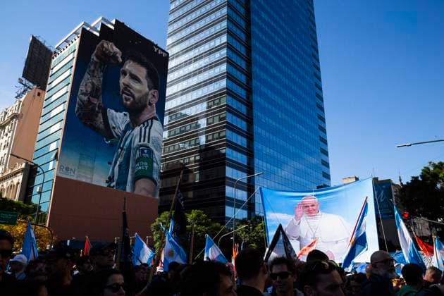 News Themen der Woche KW18 News Bilder des Tages News Bilder des Tages March Of The General Confederation Of Labor (CGT) For Labor Day Flags with images of the late Pope Francis are next to a mural of Messi during a demonstration in advance of Labor Day in Buenos Aires, Argentina, on April 30, 2025. Ciudad Autonoma de Buenos Aires Argentina  Copyright: xCatrielxGalluccixBordonix originalFilename: galluccibordoni-marchoft250430_npUg6.jpg