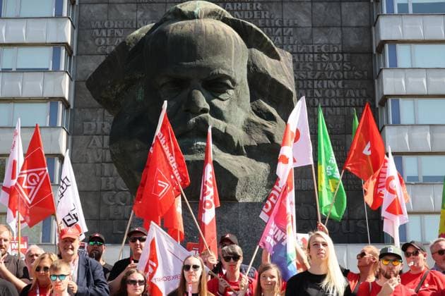 1. Mai Demo 01.05.2025, Chemnitz, Karl-Marx-Monument, Brückenstr., Etwa 1.500 Teilnehmer nahmen an der Zentralen DGB-Kundgebung zum Tag der Arbeit 2025 in Chemnitz teil. Unter dem Motto Mach dich stark mit uns forderte man vor allem fairere Löhne und bessere Arbeitsbedingungen sowie mehr Investitionen in die Infrastruktur. Auch Auch Klima und Bildung standen im Mittelpunkt. Circa 1500 bewegten sich mit dem Demozug durch die Chemnitzer innenstadt im dann auf dem Neumarkt zulanden. Chemnitz Sachsen Deutschland *** 1 May demonstration 01 05 2025, Chemnitz, Karl Marx Monument, Brückenstr , Around 1,500 participants took part in the central DGB rally on Labor Day 2025 in Chemnitz Under the motto Make yourself strong with us, the main demand