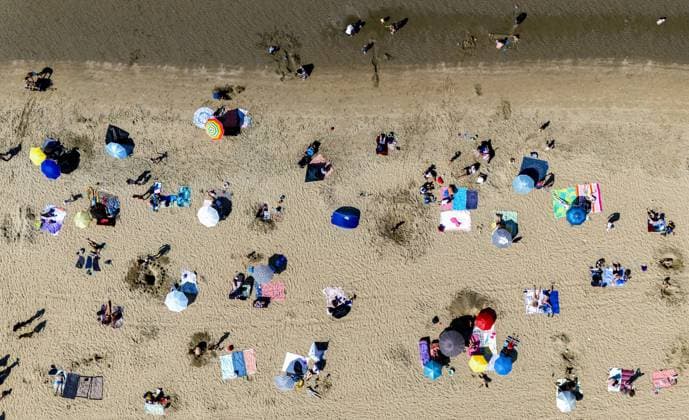 News Themen der Woche KW18 News Bilder des Tages BLOEMENDAAL AAN ZEE - Bathers on the beach of Bloemendaal aan zee. Summer temperatures bring many people to the beach during the May vacations. ANP RAMON VAN FLYMEN netherlands out - belgium out  Copyright: xx x525773567x originalFilename: 525773567.jpg