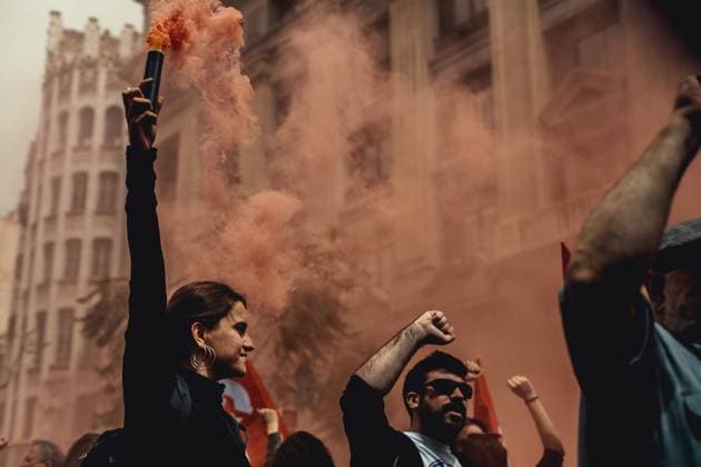 News Themen der Woche KW18 News Bilder des Tages May 1, 2025, Barcelona, Spain: Communists demonstrate for the working class marching through Barcelona at labor day. Barcelona Spain - ZUMAo105 20250501_fap_o105_022 Copyright: xMatthiasxOesterlex