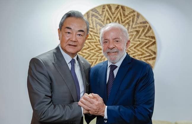 News Themen der Woche KW18 News Bilder des Tages (250501) -- BRASILIA, May 1, 2025 () -- Brazilian President Luiz Inacio Lula da Silva meets with Chinese Foreign Minister Wang Yi, also a member of the Political Bureau of the Communist Party of China Central Committee, in Brasilia, Brazil, April 30, 2025. () BRAZIL-BRASILIA-BRAZILIAN PRESIDENT-CHINA-WANG YI-MEETING Xinhua 