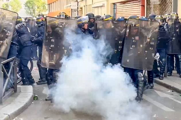 News Themen der Woche KW18 News Bilder des Tages FRANCE, PARIS - MAY 1, 2025: Riot police officers guard a street during a demonstration on May Day. Dmitry Orlov TASS  80286947