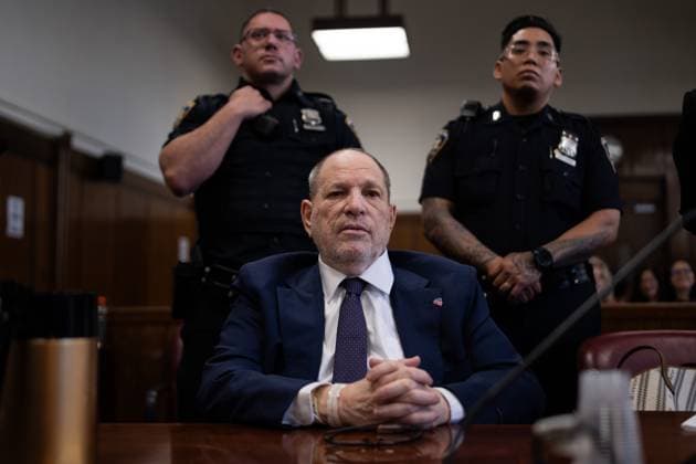 Bilder des Jahres 2025, News 05 Mai News Themen der Woche KW18 News Bilder des Tages Harvey Weinstein, former co-chairman of the Weinstein Co., sits in the courtroom during his criminal trial at Manhattan criminal court on Thursday May 1, 2025 in New York City. Weinstein faces a retrial on rape and sex assault charges for which a previous 2017 conviction by a jury was overturned by an appeals court that ruled the way witnesses were handled was unlawful. Pool  NYX20250501313 AdamxGray