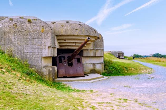 La Batterie Longues-sur-Mer (Betonbunker mit 150-Millimeter-Kanone, Reste einer deutschen Gefechtsbatterie des Atlantikwalls im Zweiten Weltkrieg) bei Arromanches an der Côte de Nacre (Cote de Nacre, Perlmuttküste, Landungsstrände) im Département Calvados in der Region Normandie in Frankreich *** La Battery Longues sur mer Concrete bunker with 150 Millimeters Cannon, Remainders a Germans Combat battery of Atlantic Walls at second World War II at Arromanches to the Côte de nacre Cote de Nacre, Mother-of-pearl coast, Landing beaches at Department Calvados in the Region Normandy in France