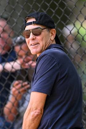 Entertainment Themen der Woche KW18 Entertainment Bilder des Tages George Clooney plays softball as part of The Broadway Show League, a Broadway-focused softball league for members of the theater community Featuring: George Clooney Where: New York City, New York, United States When: 01 May 2025 Credit: Elder Ordonez INSTARimages EDITORIAL USE ONLY. NOT FOR USE BY NEWSPAPERS BASED IN THE UK. Copyright: xx instar54707152