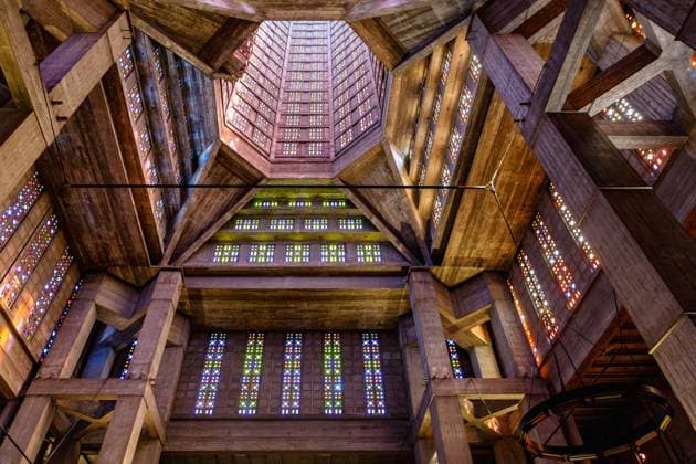 Creative Highlights World Innenraum der Kirche Église Saint-Joseph mit Blick in den Kirchturm von Auguste Perret in Le Havre an der Alabasterküste (Côte d Albatre, Cote d Albatre) im Département Seine-Maritime in der Region Normandie in Frankreich *** Interior the Church Église Saint Joseph with View in the Church tower from Auguste Perret in Le Havre to the Alabaster Coast Côte D Albatre, Cote D Albatre at Department its Maritime in the Region Normandy in France