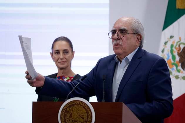 MexicoÃ¢â‚¬â ¢s President Claudia Sheinbaum Pardo,is seen behind while The head of the Financial Intelligence Unit, Pablo Gomez Alvarez speaks during a briefing conference about Banking Fund for Savings Protection (Fobaproa) at National Palace. on March 1, 2025 in Mexico City, Mexico. Mexico City Mexico - ZUMAe321 20250501_zia_e321_014 Copyright: xLuisxBarronx