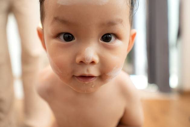 Creative Highlights Symbolfotos Mutter und kleines Kind beim Duschen und Anziehen zu Hause Mom and little child with taking a shower and dressing at home in the morning (License=RF) ,model released, Symbolfoto Copyright: xZoonar.com WosunanxPhotostoryx 23316368 ,model released, Symbolfoto ,property released