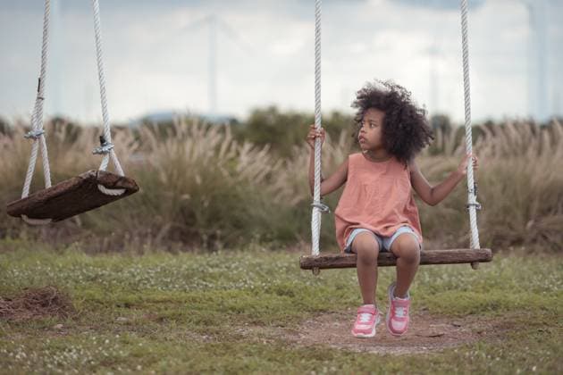 Kleines Mädchen mit Schwingen auf einer Schaukel im Picknick Camping Familie Tag in Windkraftanlage Feld Little girl with swinging on a swing in picnic camping family day in wind turbine field (License=RF) ,model released, Symbolfoto Copyright: xZoonar.com WosunanxPhotostoryx 23324302 ,model released, Symbolfoto ,property released
