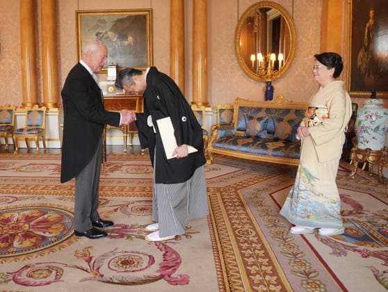 Entertainment Themen der Woche KW18 Entertainment Bilder des Tages Audience at Buckingham Palace The Ambassador of Japan, Hiroshi Suzuki, accompanied by Eiko Suzuki, presents his credentials to King Charles III during a private audience at Buckingham Palace, London., Credit:Yui Mok Avalon UK, London  Copyright: xYuixMokx xAvalonx 0994281899
