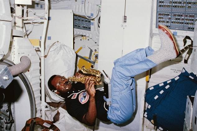 Archivbilder der Woche KW18 February 14, 1984 - Earth Atmosphere - astronaut Ronald E. McNair plays his saxophone while off-duty during the STS-41B mission. He and fellow crew members Vance D. Brand, Robert L. Gibson, Robert L. Stewart, and Bruce McCandless II launched on the space shuttle Challenger from s Kennedy Space Center in Florida on Feb. 3, 1984. During the mission, McCandless and Stewart performed the first untethered spacewalks. McNair, who was nationally recognized for his work in laser physics, was selected as an astronaut candidate in January 1978. He completed a one-year training and evaluation period in August 1979, qualifying him for assignment as a mission specialist astronaut on space shuttle flight crews. STS-41B was his first flight. Earth A - ZUMAz03_ 19840214_shc_z03_222 Copyright: xNASAx