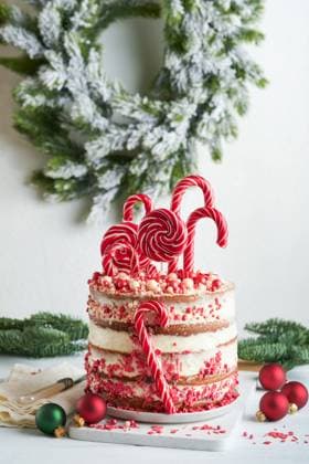 Layered Weihnachten Lebkuchen Kuchen mit roten Lolli Pops dekoriert, farbige Konfetti auf weißen Kuchen stehen, Weihnachtskugeln, Tannenzweige auf weißem Beton Tisch. Festliches Kochkonzept. Selektiver Fokus Layered Weihnachten Lebkuchen Kuchen mit roten Lolli Pops dekoriert, farbige Konfetti auf weißen Kuchen stehen, Weihnachtskugeln, Tannenzweige auf weißem Beton Tisch. Festliches Kochkonzept. Selektiver Fokus (License=RF) Copyright: xZoonar.com KatsiarynaxHuravax 23305129