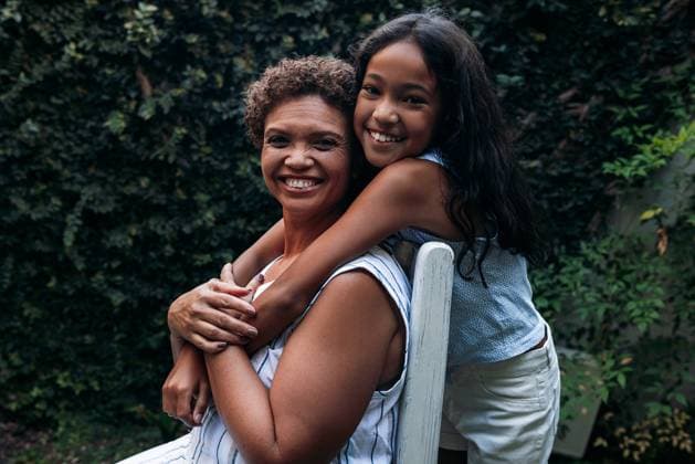 Creative Highlights Symbolfotos Lächelndes Mädchen und ihre Großmutter schauen in die Kamera. Großmutter und Enkelin umarmen sich im Freien. Smiling girl and her grandma looking at the camera. Grandmother and granddaughter hugging outdoors. (License=RF) ,model released, Symbolfoto Copyright: xZoonar.com ArtemxVarnitsinx 23317397 ,model released, Symbolfoto ,property released