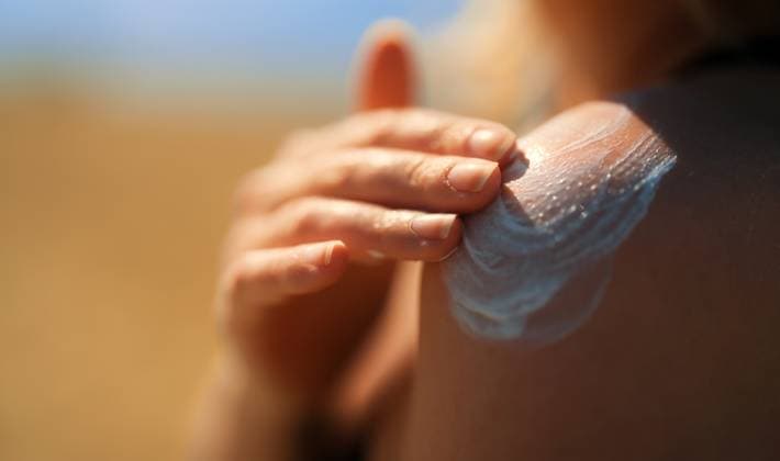 Frau trägt Sonnenschutzcreme auf ihre Schulter auf. Woman applying sunblock cream on her shoulder. (License=RF) ,model released, Symbolfoto Copyright: xZoonar.com DmitrixMarutax 23327210 ,model released, Symbolfoto ,property released
