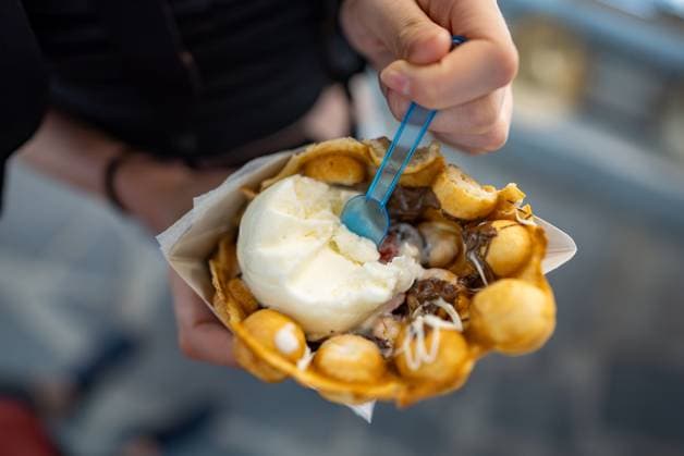 Mädchen hält Waffel mit Eiscreme. Straßenessen. Girl holding waffle with ice cream. Street food. (License=RF) Copyright: xZoonar.com MarutaxDmitrix 23336229
