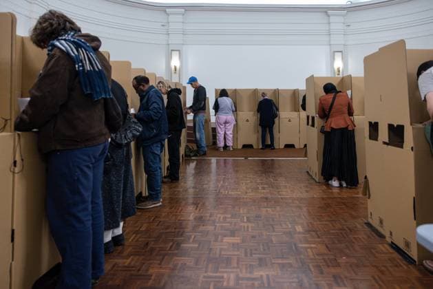 News Themen der Woche KW18 News Bilder des Tages ELECTION25 GREENS ADAM BANDT VOTE, People are seen casting their vote at an early voting centre in Melbourne, Friday, May 2, 2025. ( NO ARCHIVING MELBOURNE VICTORIA Australia  Copyright: xDIEGOxFEDELEx 20250502119292742457