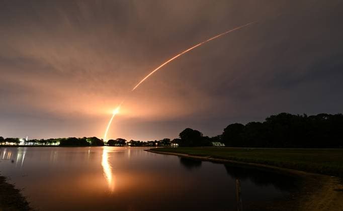 News Themen der Woche KW18 News Bilder des Tages Timed exposure of the SpaceX Falcon 9 rocket as it successfully launches 28 Starlink satellites on Mission 6-75 at 9:51 PM from Launch Complex 40 at the Cape Canaveral Space Force Station, Florida on Thursday May 1, 2025.  CCP20250501001 JOExMARINO