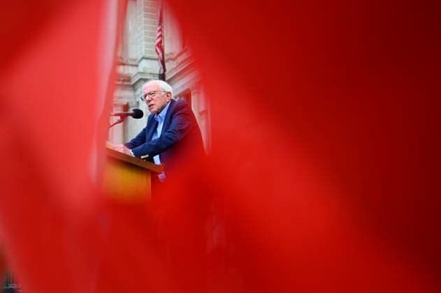 News Themen der Woche KW18 News Bilder des Tages Sen. Bernie Sanders holds May Day Rally in Philadelphia, PA Sen. Bernie Sanders, I-Vt., is seen through a hole in a banner as he speaks on stage during the For the Workers, Not the Billionaires May Day rally outside City Hall in Philadelphia, Pa., on May 1, 2025. PHILADELPHIA PENNSYLVANIA UNITED STATES  Copyright: xBastiaanxSlabbersx originalFilename: slabbers-senberni250501_npPXn.jpg