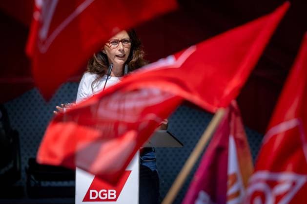 Yasmin Fahimi Bundesvorsitzende des Deutschen Gewerkschaftsbund DGB spricht am 01.05.2025 auf der Maidemonstration in Chemnitz. Chemnitz Sachsen Deutschland *** Yasmin Fahimi Federal Chairwoman of the German Trade Union Confederation DGB speaks on 01 05 2025 at the May Day demonstration in Chemnitz Chemnitz Saxony Germany