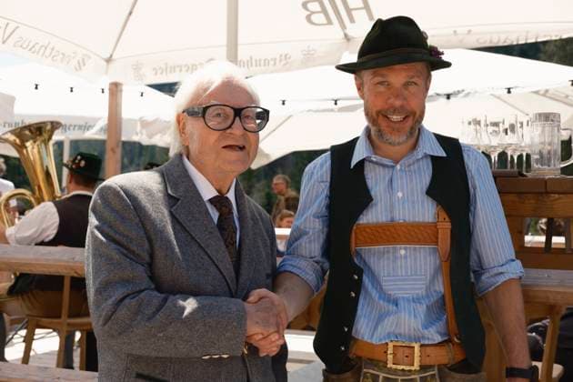 v.l. Werner Brombach (Inhaber Erdinger Weissbier Brauerei) und Johannes Rabl - Beim Forsthaus Valepp, das der Gastronom Johannes Rabl gemeinsam mit FC Bayern Torwart Manuel Neuer betreibt wurde am 1. Mai ein Maibaum aufgestellt, so wie es in Bayern Brauch ist. Schliersee, 1.05.2025 *** from left Werner Brombach owner of Erdinger Weissbier brewery and Johannes Rabl At Forsthaus Valepp, which is run by restaurateur Johannes Rabl together with FC Bayern goalkeeper Manuel Neuer, a maypole was erected on May 1, as is customary in Bavaria Schliersee, 1 05 2025