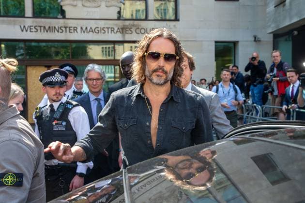 Entertainment Themen der Woche KW18 May 2, 2025, London, England, United Kingdom: RUSSELL BRAND leaves Westminster Magistrate Court in London after a hearing over rape charges. London United Kingdom - ZUMAs262 20250502_zip_s262_014 Copyright: xTayfunxSalcix