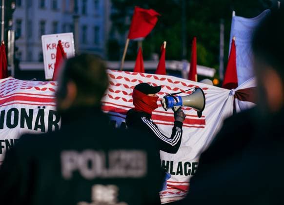 Revolutionäre Demo in Kreuzberg und Neukölln verläuft friedli, Die traditionelle revolutionäre Demonstration am 1. Mai in Kreuzberg und Neukölln, an der zahlreiche Menschen teilnahmen, führte zu keinen nennenswerten Krawallen. Die Polizei, die mit einem Großaufgebot präsent war, sprach von einem sehr ruhigen Verlauf. Unterstützung für die Berliner Polizei kam von Kräften aus anderen Bundesländern und der Bundespolizei. Berlin Berlin Deutschland *** Revolutionary demonstration in Kreuzberg and Neukölln proceeds peacefully The traditional revolutionary demonstration on May 1 in Kreuzberg and Neukölln, in which numerous people took part, did not lead to any significant riots The police, who were present with a large contingent,