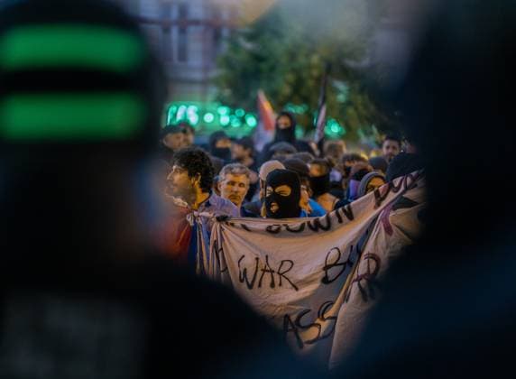 Revolutionäre Demo in Kreuzberg und Neukölln verläuft friedli, Die traditionelle revolutionäre Demonstration am 1. Mai in Kreuzberg und Neukölln, an der zahlreiche Menschen teilnahmen, führte zu keinen nennenswerten Krawallen. Die Polizei, die mit einem Großaufgebot präsent war, sprach von einem sehr ruhigen Verlauf. Unterstützung für die Berliner Polizei kam von Kräften aus anderen Bundesländern und der Bundespolizei. Berlin Berlin Deutschland *** Revolutionary demonstration in Kreuzberg and Neukölln proceeds peacefully The traditional revolutionary demonstration on May 1 in Kreuzberg and Neukölln, in which numerous people took part, did not lead to any significant riots The police, who were present with a large contingent,
