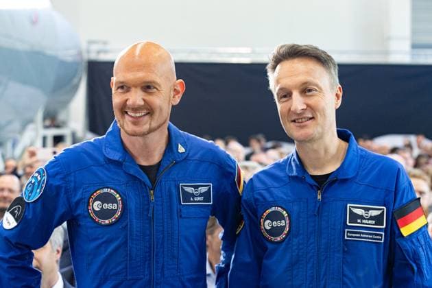 Raumfahrtkonferenz SpaceTech.NRW in Köln - 30.04.2025 ESA Astronaut Alexander GERST und ESA Astronaut Matthias MAURER - Die erste SpaceTech.NRW-Raumfahrtkonferenz findet in Köln statt. Organisiert wird die Veranstaltung von der Landesregierung Nordrhein-Westfalen in Zusammenarbeit mit der ESA und dem DLR, um Raumfahrt als Innovations- und Wirtschaftsfaktor zu stärken und Impulse für Zukunftsthemen wie Klimaschutz, Kommunikation und Infrastruktur zu setzen. Köln Wahn Nordrhein-Westfalen Deutschland *** SpaceTech NRW space conference in Cologne 30 04 2025 ESA astronaut Alexander GERST and ESA astronaut Matthias MAURER The first SpaceTech NRW space conference will take place in Cologne The event is organized by the state government Copyright: xBonn.digitalx xMarcxJohnx