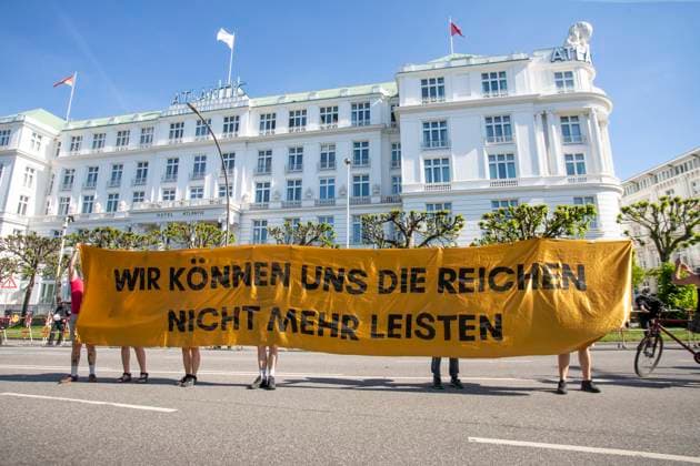 1. Mai Demonstration in Hamburg. 01.05.2025, EU, DEU, Deutschland, Hamburg, Hamburg: die 1. Mai Demonstration des Bündniss Wer hat, der gibt - Wir können und die Reichen nicht mehr Leisten . Unter dem Motto: Super Reiche? Super Scheiße! zogen mehrere tausend Menschen von der U-Bahn Station Sierichstraße zum Hotel Atlantic an der Alster. EU, DEU, Germany, Hamburg: the 1st May demonstration of the alliance ˜He who has, gives - We can no longer afford the rich™. Under the slogan: Super rich? Super shit! , several thousand people marched from Sierichstraße underground station to the Hotel Atlantic on the Alster.