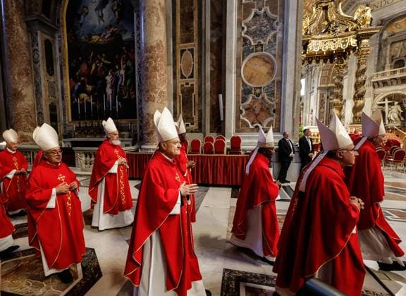 Bilder des Jahres 2025, News 05 Mai News Themen der Woche KW18 News Bilder des Tages Vatikan, Heilige Messe am siebten Tag der Novendiale May 2, 2025, Citta Del Vaticano, CITTA DEL VATICANO: Cardinals attend the Seventh Novendiale Mass in memory of Pope Francis in Saint Peter s Basilica, Vatican City, 2 May 2025. ANSA GIUSEPPE LAMI Citta Del Vaticano CITTA DEL VATICANO  - ZUMAa110 20250502_zaf_a110_011 Copyright: xGiuseppexLamix