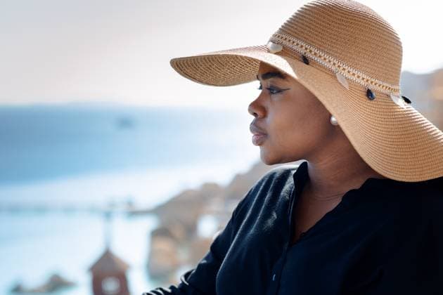 Porträt der schönen African American Model Mädchen in stilvollen Sonnenhut. Mode schwarze Frau auf natürlichen Hintergrund Küste des Meeres. Portrait of beautiful African American model girl in stylish sun hat. Fashion black woman on natural background coast of sea. High quality photo (License=RF) ,model released, Symbolfoto Copyright: xZoonar.com LARISAxSHPINEVAx 23325912 ,model released, Symbolfoto ,property released