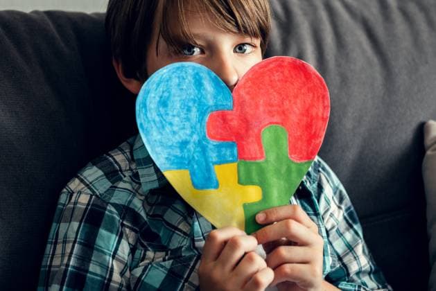Ein Kind mit Autismus hält das Herz eines Puzzles als Symbol für Autismus in seinen Händen. Welt-Autismus-Bewusstseins-Tag. Junge Autist. Child with autism holds in his hands the heart of puzzles, as a symbol of autism. World Autism of Refereism Day. Boy Autist. (License=RF) ,model released, Symbolfoto Copyright: xZoonar.com IrinaxPavlovax 23331423 ,model released, Symbolfoto ,property released