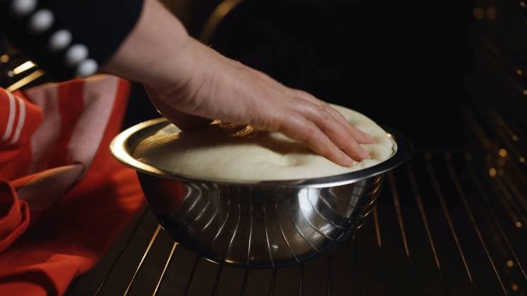 Teig zum Gären im Backofen. Dough for proofing in the oven. (License=RF) Copyright: xZoonar.com DmitrixMarutax 23344928