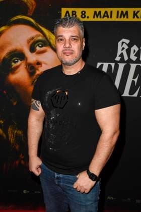 Imad Mardnli zu Gast auf dem roten Teppich bei der Kino Film Premiere von Kein Tier so wild im Kino in der Kulturbrauerei am 30.04.2025 in Berlin Berlin Deutschland