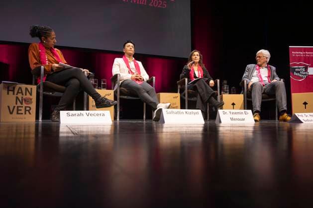 News Themen der Woche KW18 News Bilder des Tages Podium Beziehungsstatus Religion und Migration am Samstag (03.05.2025) beim 39. Deutschen Evangelischen Kirchentag in Hannover, mit v.l. Theologin und Bildungsreferentin Sarah Vecera, Referentin Rassismus und Kirche; Salhattin Kizilyel, jesidischer Kommunalpolitiker (SPD) aus Celle; Yasmin El-Menouar, Bertelsmann Stiftung; Heinrich Bedford-Strohm, ehemaliger Landesbischof der Evangelisch-Lutherischen Kirche in Bayern und Vorsitzender des OeRK-Zentralausschusses. Unter dem Leitwort mutig - stark - beherzt sind bis Sonntag rund 1.500 Veranstaltungen zu Glaubensfragen und gesellschaftlichen Themen wie Frieden, Klimaschutz und Rechtsextremismus geplant. (Siehe epd-Meldung vom 03.05.2025) EDITORIAL USE ONLY *** Panel on the relationship betwee Copyright: epd-bild Paul-PhilippxBraun 030525_ppb-141