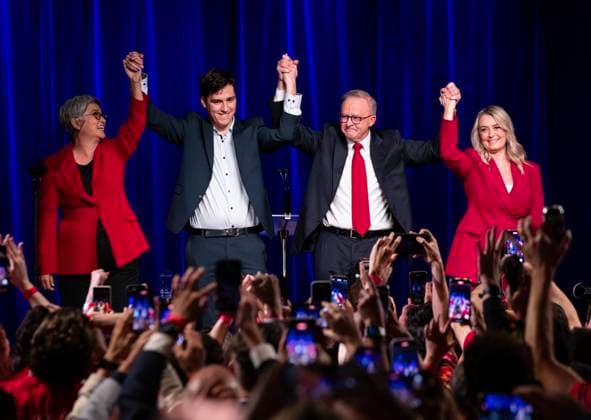 Bilder des Jahres 2025, News 05 Mai News Themen der Woche KW18 News Bilder des Tages (250503) -- SYDNEY, May 3, 2025 -- Australian Prime Minister Anthony Albanese (2nd R) celebrates after winning Australia s federal election in Sydney, Australia, May 3, 2025. Prime Minister Anthony Albanese s center-left Labor Party has won a second term in power in Australia s federal election, according to projections from the national public broadcaster. ) AUSTRALIA-SYDNEY-ELECTION-LABOR MaxPing 