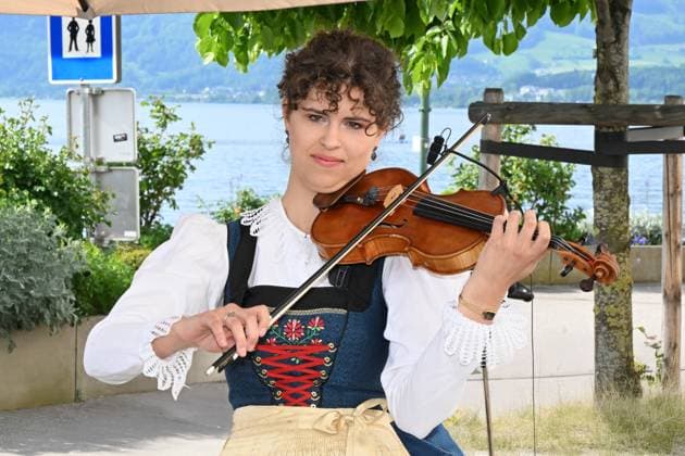 Volksmusikkonzert Hausmusikroas der Familienmusik Waldauf am Museumsplatz in Gmunden, im Rahmen der Salzkammergut Festwochen Gmunden 2025, fotografiert am 03.05.25. Das Bild zeigt ein Mitglied der Familienmusik Waldauf aus Tirol 2025 - Volksmusikkonzert Hausmusikroas der Familienmusik Waldauf am Museumsplatz in Gmunden, im Rahmen der Salzkammergut Festwochen Gmunden 2025, am 03.05.25