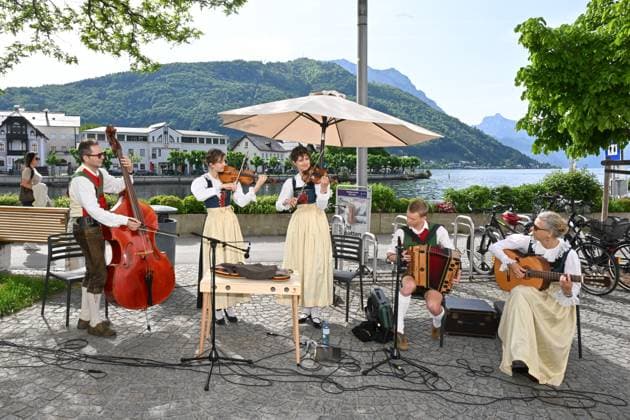 Volksmusikkonzert Hausmusikroas der Familienmusik Waldauf am Museumsplatz in Gmunden, im Rahmen der Salzkammergut Festwochen Gmunden 2025, fotografiert am 03.05.25. Das Bild zeigt Mitglieder der Familienmusik Waldauf aus Tirol 2025 - Volksmusikkonzert Hausmusikroas der Familienmusik Waldauf am Museumsplatz in Gmunden, im Rahmen der Salzkammergut Festwochen Gmunden 2025, am 03.05.25