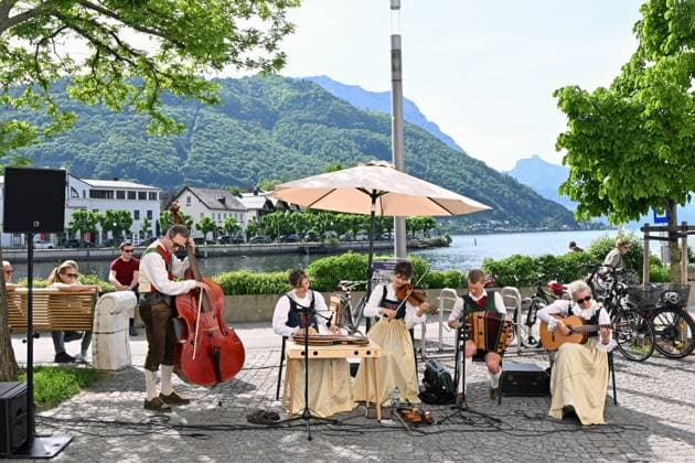 Volksmusikkonzert Hausmusikroas der Familienmusik Waldauf am Museumsplatz in Gmunden, im Rahmen der Salzkammergut Festwochen Gmunden 2025, fotografiert am 03.05.25. Das Bild zeigt Mitglieder der Familienmusik Waldauf aus Tirol 2025 - Volksmusikkonzert Hausmusikroas der Familienmusik Waldauf am Museumsplatz in Gmunden, im Rahmen der Salzkammergut Festwochen Gmunden 2025, am 03.05.25