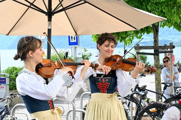 Volksmusikkonzert Hausmusikroas der Familienmusik Waldauf am Museumsplatz in Gmunden, im Rahmen der Salzkammergut Festwochen Gmunden 2025, fotografiert am 03.05.25. Das Bild zeigt Mitglieder der Familienmusik Waldauf aus Tirol 2025 - Volksmusikkonzert Hausmusikroas der Familienmusik Waldauf am Museumsplatz in Gmunden, im Rahmen der Salzkammergut Festwochen Gmunden 2025, am 03.05.25