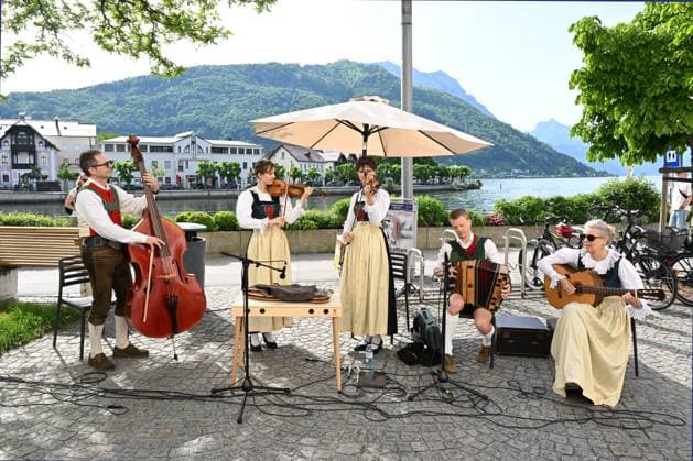 Volksmusikkonzert Hausmusikroas der Familienmusik Waldauf am Museumsplatz in Gmunden, im Rahmen der Salzkammergut Festwochen Gmunden 2025, fotografiert am 03.05.25. Das Bild zeigt Mitglieder der Familienmusik Waldauf aus Tirol 2025 - Volksmusikkonzert Hausmusikroas der Familienmusik Waldauf am Museumsplatz in Gmunden, im Rahmen der Salzkammergut Festwochen Gmunden 2025, am 03.05.25