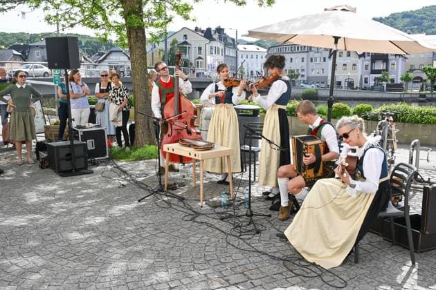 Volksmusikkonzert Hausmusikroas der Familienmusik Waldauf am Museumsplatz in Gmunden, im Rahmen der Salzkammergut Festwochen Gmunden 2025, fotografiert am 03.05.25. Das Bild zeigt Mitglieder der Familienmusik Waldauf aus Tirol 2025 - Volksmusikkonzert Hausmusikroas der Familienmusik Waldauf am Museumsplatz in Gmunden, im Rahmen der Salzkammergut Festwochen Gmunden 2025, am 03.05.25