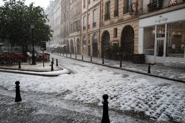News Themen der Woche KW18 News Bilder des Tages Violent Storm In Paris A violent thunderstorm sweeps through Paris, accompanied by heavy hail after several days of unusually hot weather, in Paris, France, on May 3, 2025. Paris France  Copyright: xJeromexGillesx originalFilename: chobeaux-3maigrel250503_npQQA.jpg