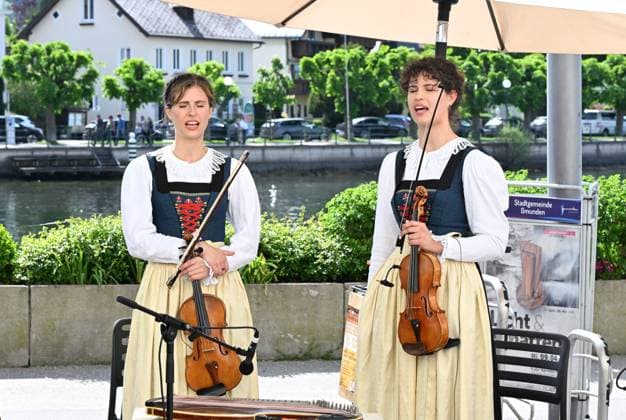 Volksmusikkonzert Hausmusikroas der Familienmusik Waldauf am Museumsplatz in Gmunden, im Rahmen der Salzkammergut Festwochen Gmunden 2025, fotografiert am 03.05.25. Das Bild zeigt Mitglieder der Familienmusik Waldauf aus Tirol beim singen 2025 - Volksmusikkonzert Hausmusikroas der Familienmusik Waldauf am Museumsplatz in Gmunden, im Rahmen der Salzkammergut Festwochen Gmunden 2025, am 03.05.25
