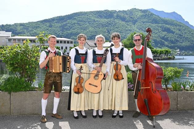 Volksmusikkonzert Hausmusikroas der Familienmusik Waldauf am Museumsplatz in Gmunden, im Rahmen der Salzkammergut Festwochen Gmunden 2025, fotografiert am 03.05.25. Das Bild zeigt die Familienmusik Waldauf am Unfer des traunsees am Museumsplatz in Gmunden 2025 - Volksmusikkonzert Hausmusikroas der Familienmusik Waldauf am Museumsplatz in Gmunden, im Rahmen der Salzkammergut Festwochen Gmunden 2025, am 03.05.25