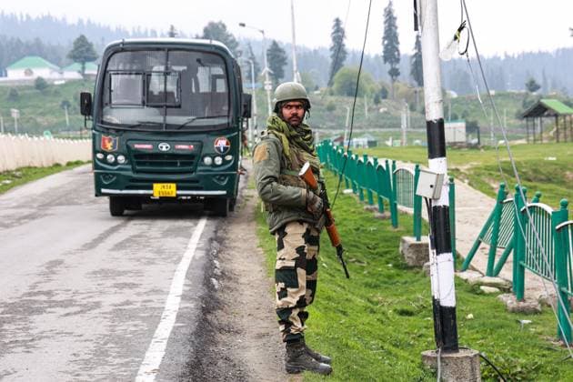 News Themen der Woche KW18 News Bilder des Tages Less Tourists At Famous Ski Resort Gulmarg After Pahalgam Attack An Indian soldier of the BSF stands alert in Gulmarg, Jammu and Kashmir, India, on May 3, 2025. Heavy deployment of security forces is seen at tourist spots after militants attack and kill tourists in Baisaran, Pahalgam. The Jammu and Kashmir government closes 50 tourist spots citing security after the Pahalgam terror attack. Gulmarg India  Copyright: xNasirxKachroox originalFilename: kachroo-notitle250503_nptyB.jpg