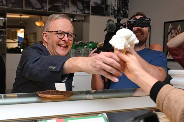 News Themen der Woche KW18 News Bilder des Tages ELECTION25 ANTHONY ALBANESE CAMPAIGN, Australian Prime Minister Anthony Albanese hands out ice cream to a member of the public at Bar Italia in Leichhardt, Sydney, Sunday, May 4, 2025. ( NO ARCHIVING SYDNEY NSW AUSTRALIA  Copyright: xLUKASxCOCHx 20250504188354396148